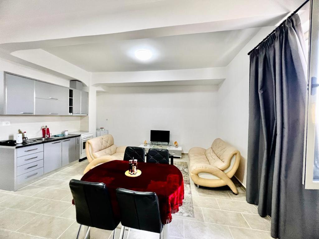 Kristian Apartments Berat Buitenkant foto